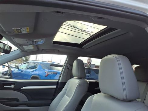 Used 2019 Toyota Highlander XLE image 14