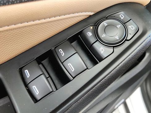 Used 2023 Chevrolet Traverse Premier FWD image 32