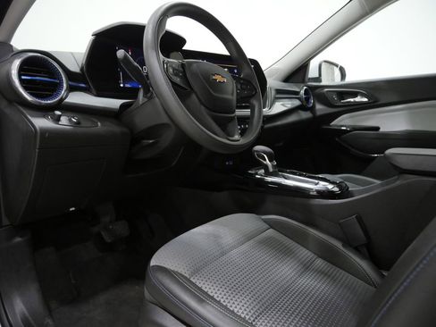 Used 2025 Chevrolet Trax LT image 11