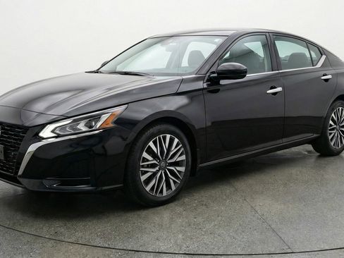 Used 2025 Nissan Altima 2.5 SV FWD image 3