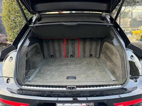 Used 2023 Bentley Bentayga image 18