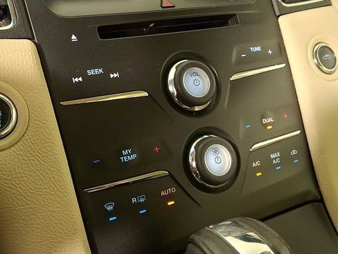 Used 2015 Ford Taurus SEL w/ Equipment Group 201A FWD image 17