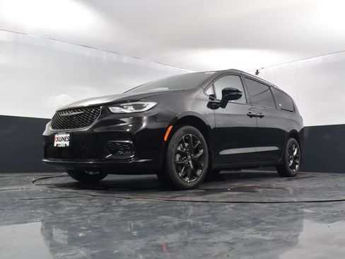 New 2026 Chrysler Pacifica Limited w/ S Appearance Package AWD/4WD image 46