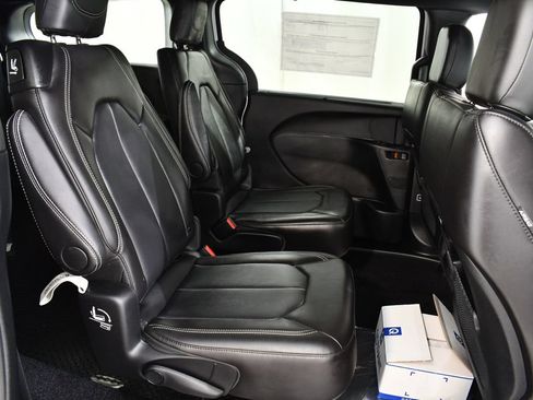 Used 2026 Chrysler Pacifica Select FWD image 20