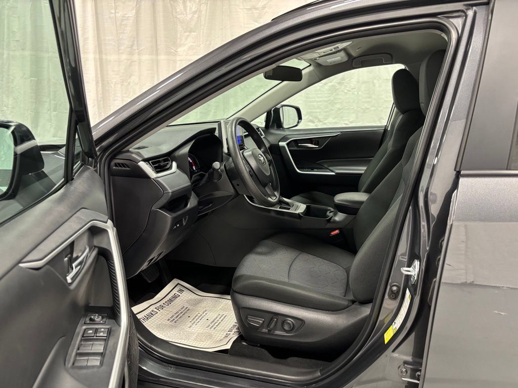 Used 2025 Toyota RAV4 XLE AWD/4WD image 10