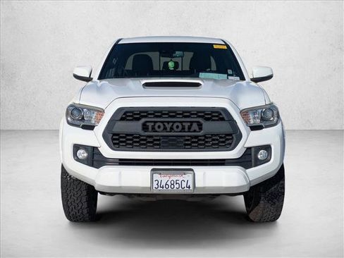 Used 2018 Toyota Tacoma TRD Sport image 2