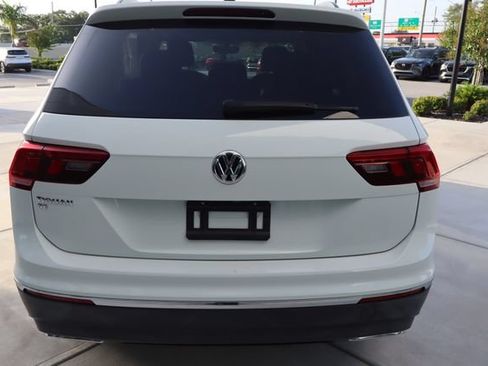 Used 2021 Volkswagen Tiguan SE w/ Panoramic Sunroof Package FWD image 5