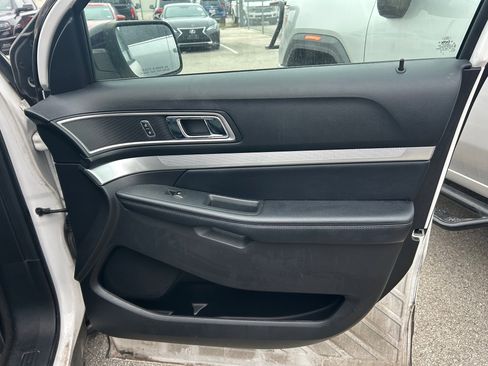 Used 2017 Ford Explorer XLT w/ Equipment Group 202A image 18