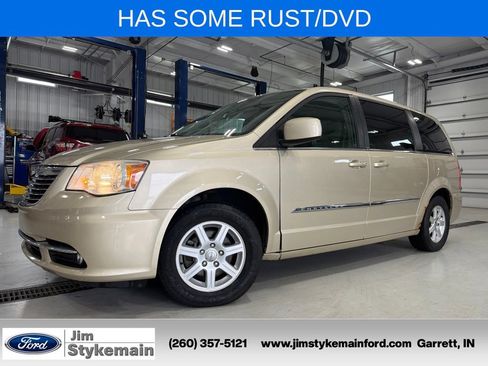 Used 2011 Chrysler Town & Country Touring w/ Entertainment Group #1 FWD image 1