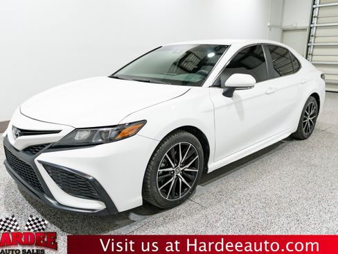 Used 2024 Toyota Camry SE image 2