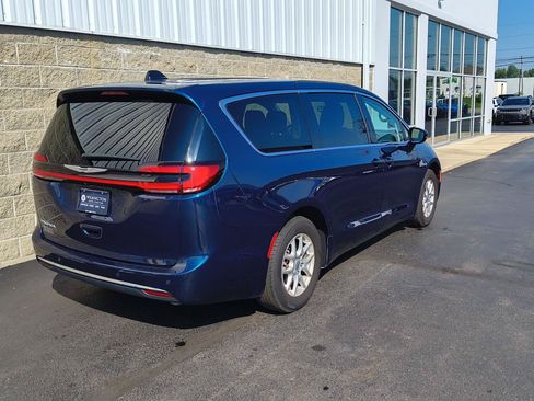 Used 2024 Chrysler Pacifica Touring-L FWD image 3
