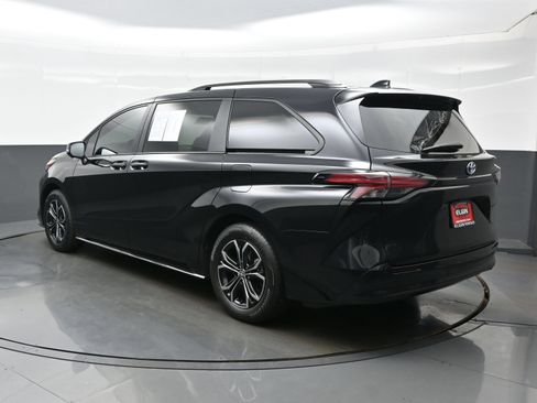 Used 2025 Toyota Sienna Platinum AWD/4WD image 4
