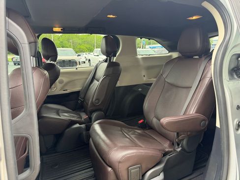 Used 2024 Toyota Sienna Platinum FWD image 11