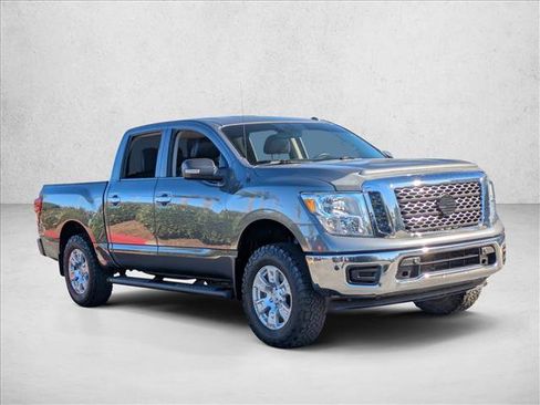Used 2018 Nissan Titan SV w/ SV Convenience Package image 3