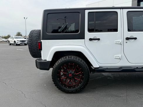 Used 2018 Jeep Wrangler Unlimited Sahara AWD/4WD image 12
