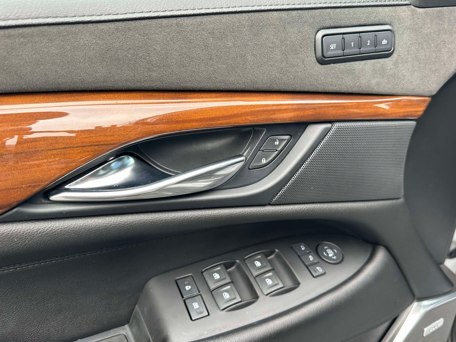Used 2020 Cadillac Escalade Premium Luxury AWD/4WD image 19