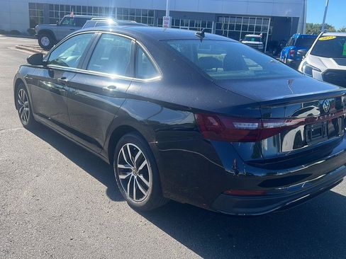 Used 2025 Volkswagen Jetta SE FWD image 8
