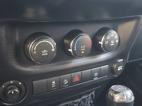 Used 2016 Jeep Wrangler Unlimited Rubicon w/ Connectivity Group AWD/4WD image 24