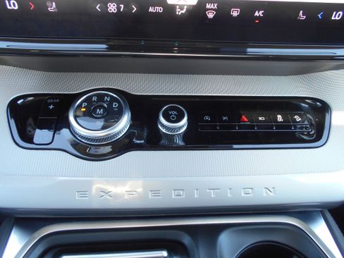 Used 2025 Ford Expedition Active AWD/4WD image 17