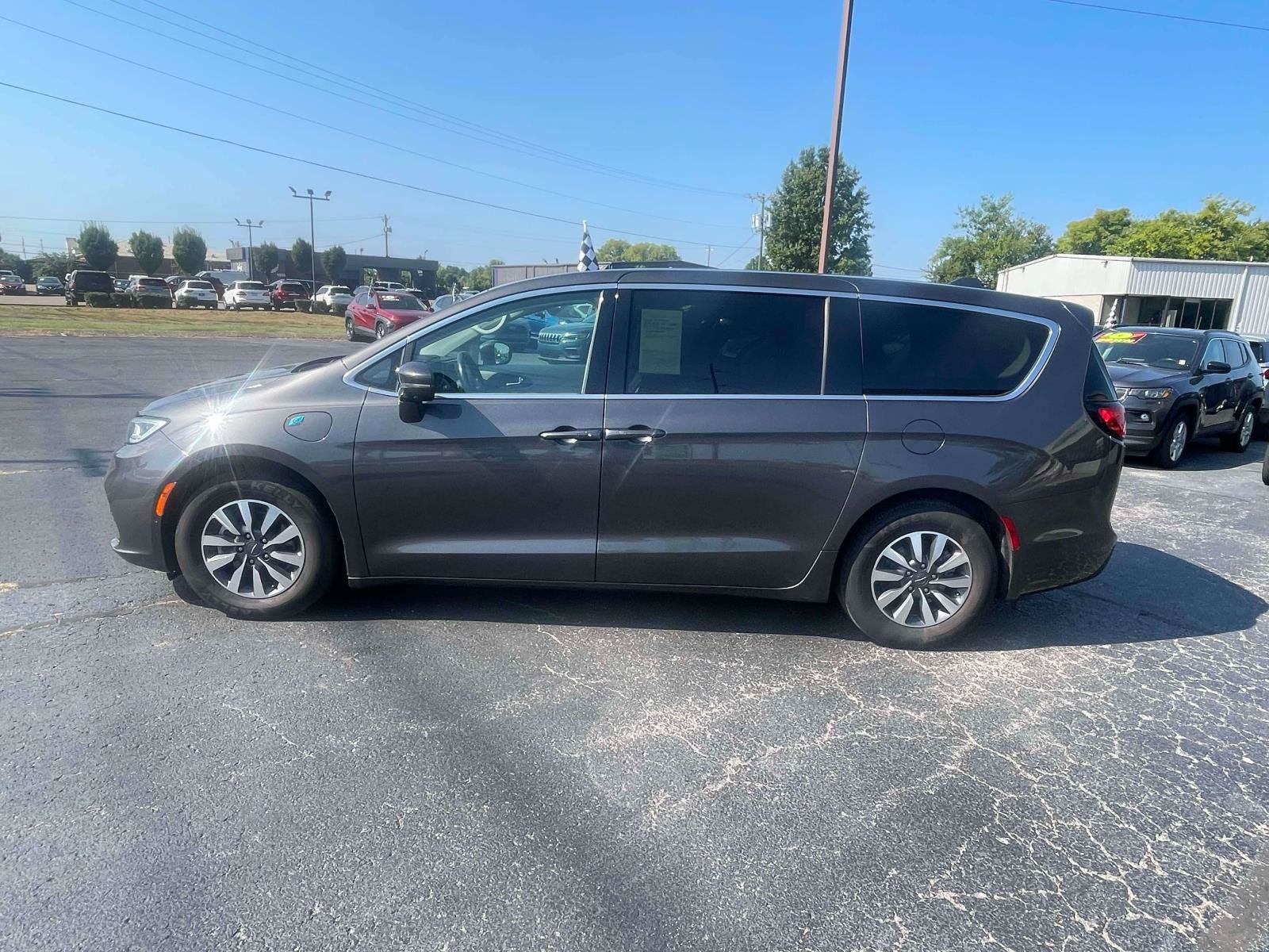 Used 2022 Chrysler Pacifica Touring-L w/ Uconnect Theater Family Group FWD image 4