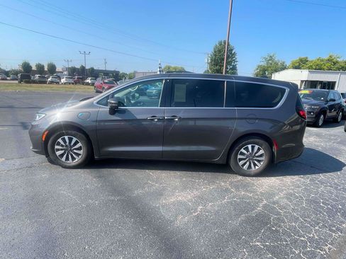 Used 2022 Chrysler Pacifica Touring-L w/ Uconnect Theater Family Group FWD image 4