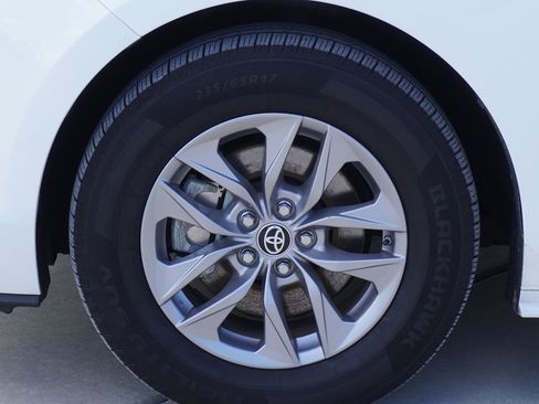 Used 2022 Toyota Sienna LE image 4