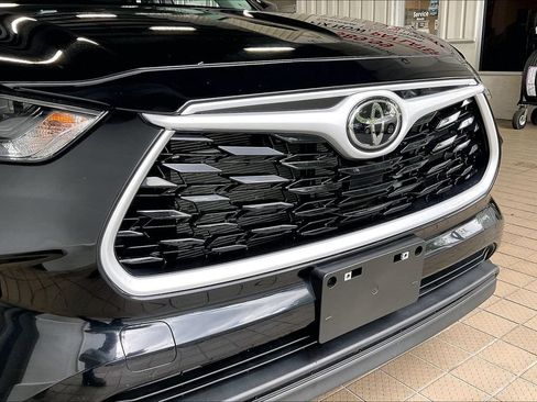 Used 2025 Toyota Highlander LE FWD image 27