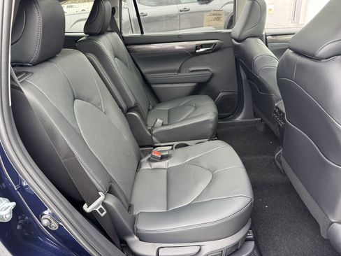 New 2026 Toyota Highlander Platinum AWD/4WD image 5