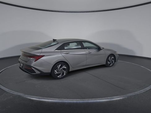 Used 2025 Hyundai Elantra SEL FWD image 17