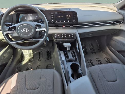 Used 2025 Hyundai Elantra SE FWD image 10