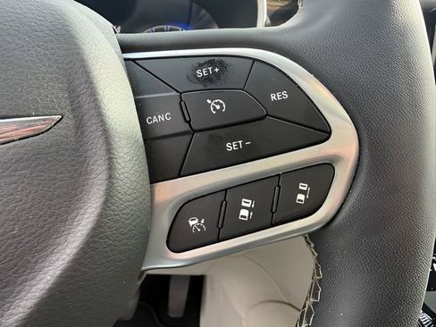 Used 2023 Chrysler Pacifica Limited FWD image 35