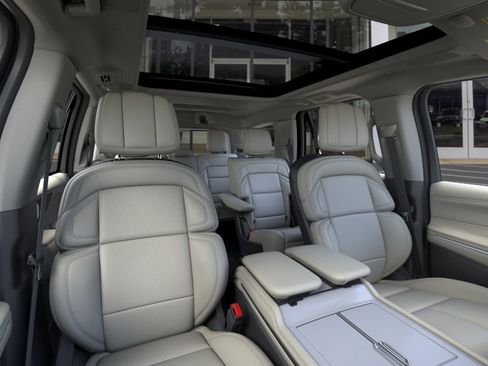New 2026 Lincoln Navigator Reserve w/ Jet Appearance Package AWD/4WD image 10