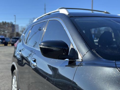 Used 2019 Nissan Rogue SV image 5