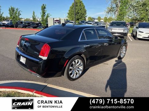Used 2017 Chrysler 300 C RWD image 4