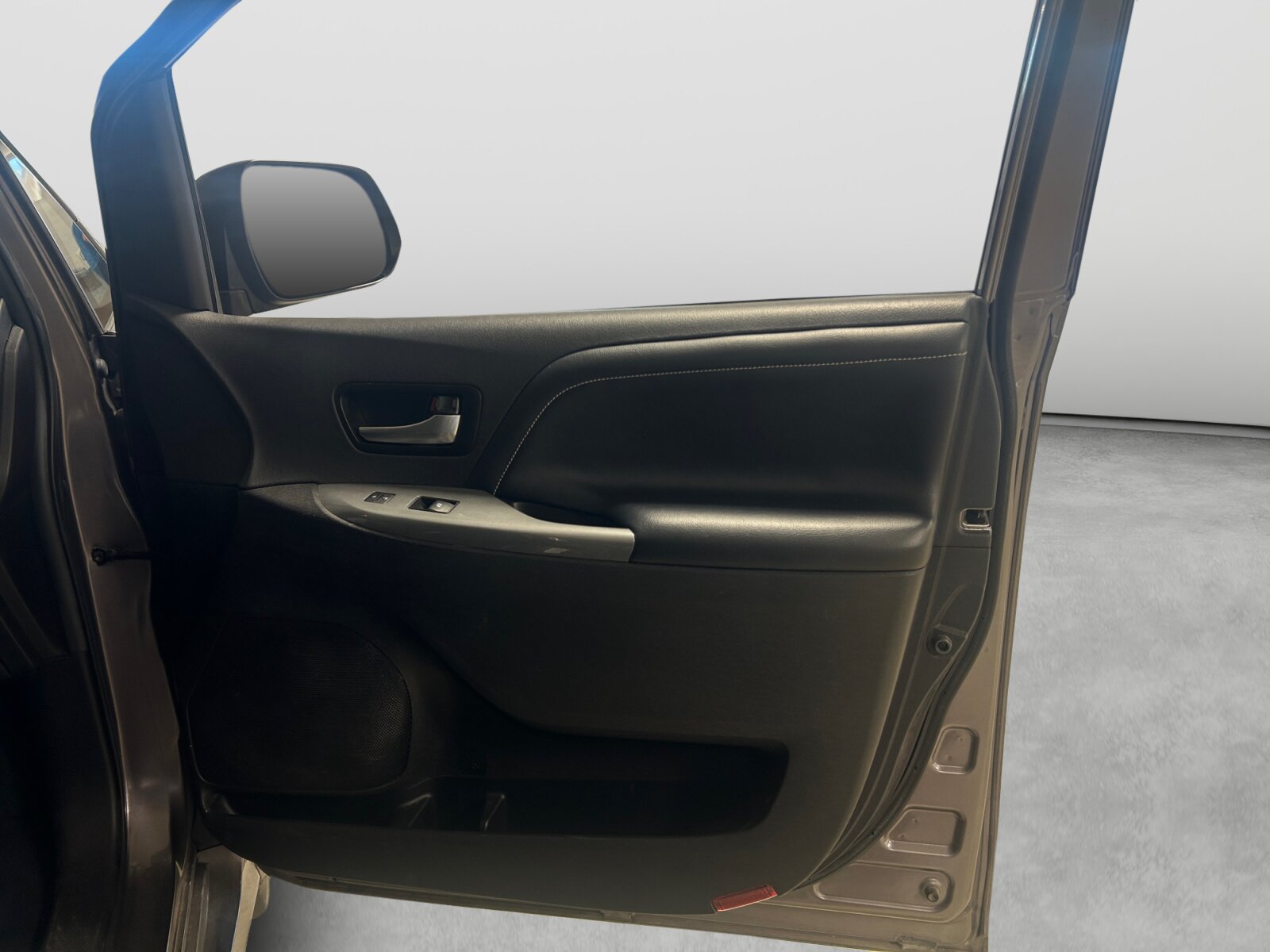 Used 2019 Toyota Sienna SE FWD image 13