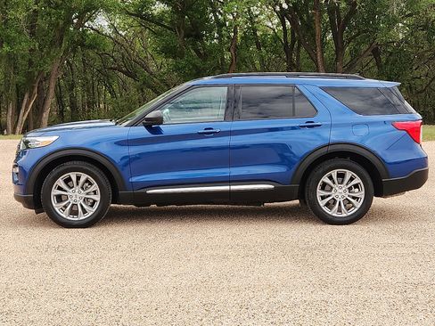 Used 2023 Ford Explorer XLT w/ Equipment Group 202A RWD image 2