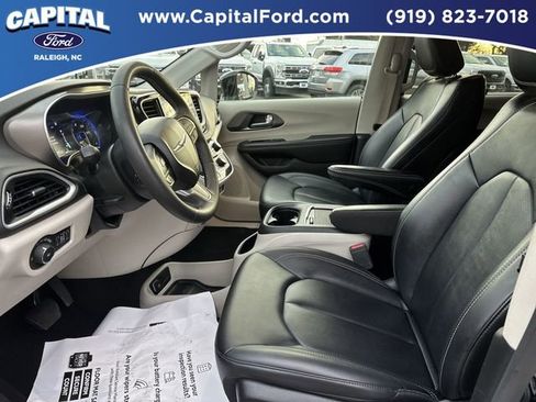 Used 2024 Chrysler Pacifica Touring-L image 17
