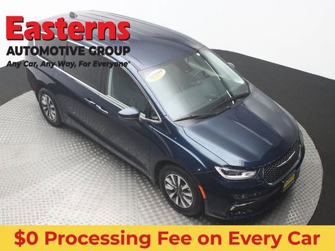 Used 2023 Chrysler Pacifica Touring-L FWD image 3
