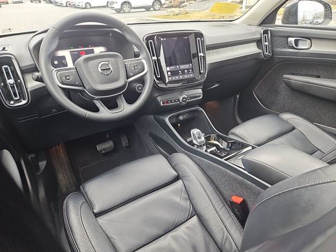 Certified 2023 Volvo XC40 B5 Plus w/ Climate Package image 3