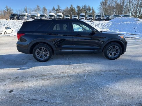 Used 2023 Ford Explorer XLT w/ Equipment Group 202A image 9