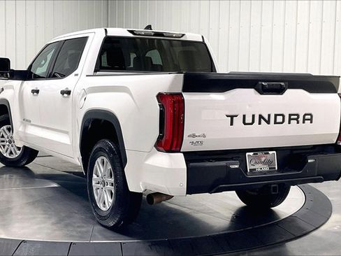Used 2022 Toyota Tundra SR5 w/ SR5 Convenience Package AWD/4WD image 12