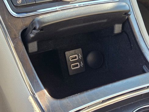 Used 2017 Lincoln Continental Select w/ Climate Package image 25