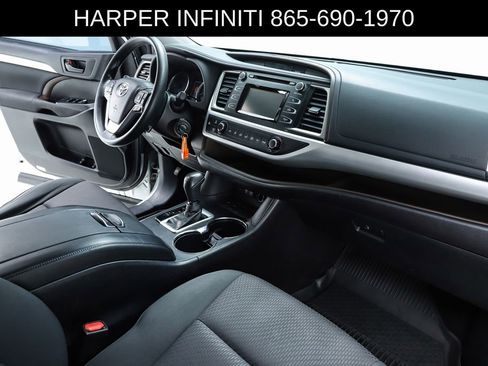 Used 2018 Toyota Highlander LE image 32