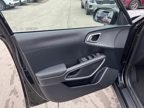 Used 2025 Kia Soul LX w/ LX Technology Package FWD image 10