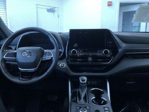 Certified 2025 Toyota Highlander XSE AWD/4WD image 17