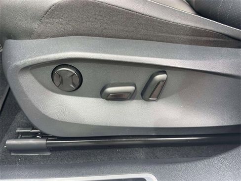 Used 2022 Volkswagen Tiguan SE R-Line image 18