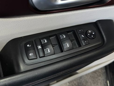 Used 2019 Chrysler Pacifica Limited FWD image 11