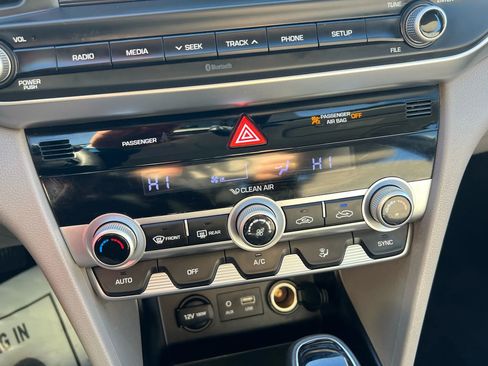 Used 2020 Hyundai Elantra SE image 18