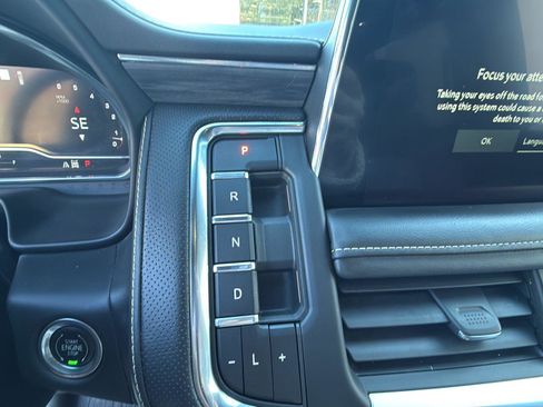 Used 2022 GMC Yukon XL SLT w/ SLT Luxury Package image 16