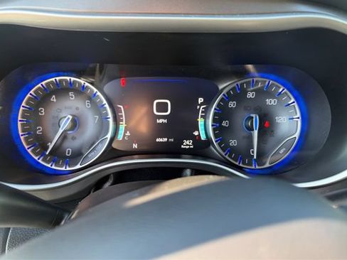 Used 2024 Chrysler Pacifica Touring-L FWD image 15